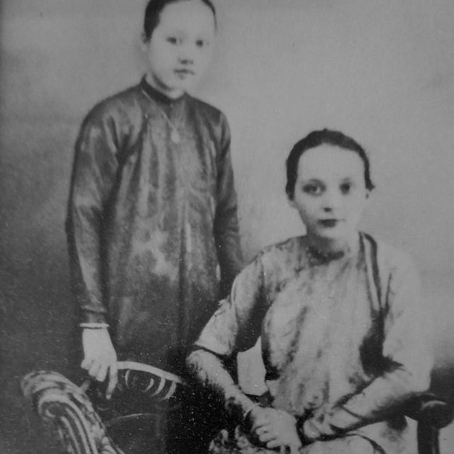 Bà nội của chị Loan với nữ văn sĩ Pháp Marguerite Duras khi còn học chung một lớp tại Sa Đéc
