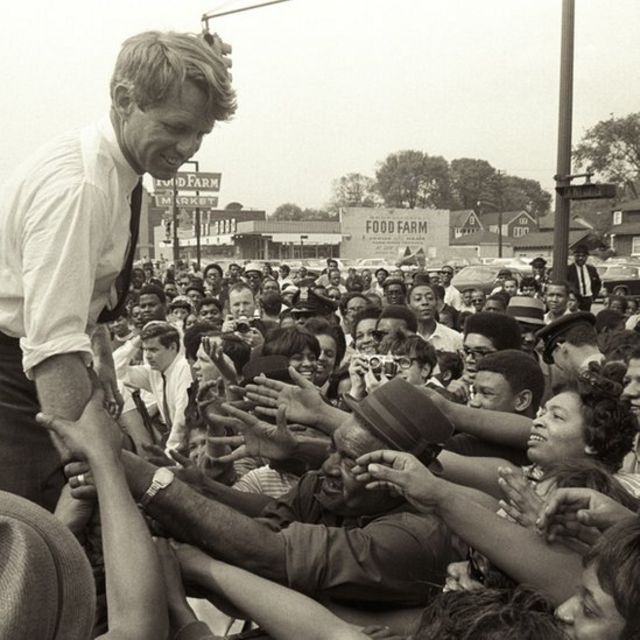 Robert Kennedy haciendo campaña en Detroit.