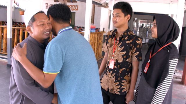 Bom Kedutaan Australia, teror, teroris, JAD, Hassan bertemu Iwan Setiawan dan dua anaknya di Nusakambangan.