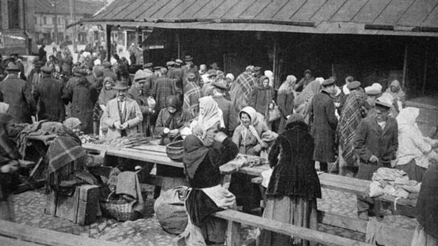 سوق في نوفغورود بروسيا في حوالي عام 1900، في نهاية القرن التاسع عشر، تعرض اليهود للاضطهاد في روسيا وفر العديد منهم من المذابح للعثور على ملاذ في أمريكا