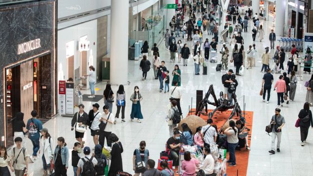 5월 29일 인천국제공항 제1여객터미널 면세구역이 여행객들로 붐비고 있다. 정부는 6월 1일부터 신종 코로나바이러스 감염증(코로나19) 감염병 위기 경보 단계를 '심각'에서 '경계'로 내리기로 했다