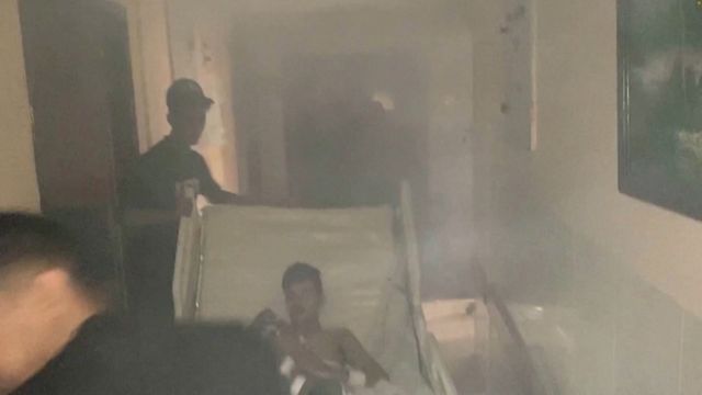 Pacientes y sanitarios en el interior del hospital Al Shifa.