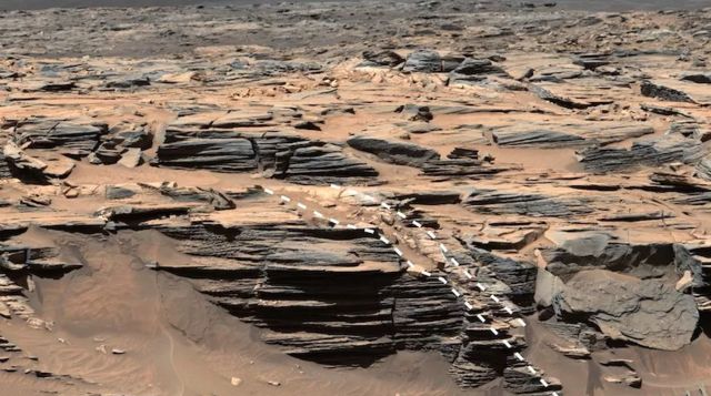 An image of the surface of Mars showing fractures in rock formations where opal fluorescence is observed.