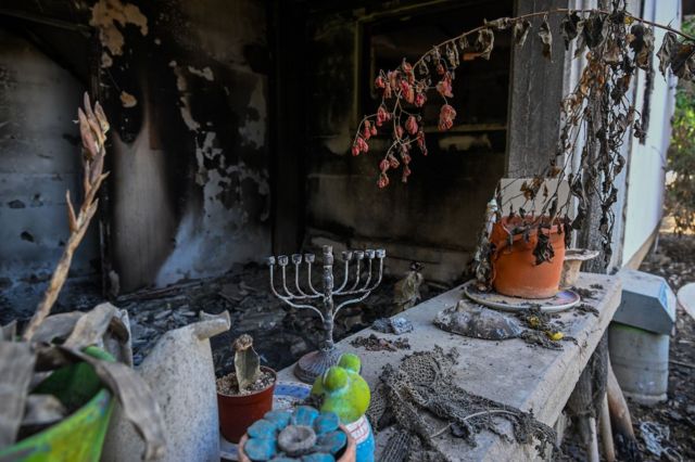 Uma menorá de Chanucá é deixada em um balcão de uma casa destruída depois que o Hamas atacou este kibutz em 7 de outubro, perto da fronteira de Gaza, em 1º de novembro de 2023, em Kissufim, Israel.