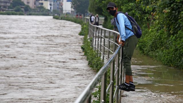 सहरमा बाढी: 'खोलाको प्राकृतिक बाटो मासिँदा मानवबस्तीमा पस्यो'