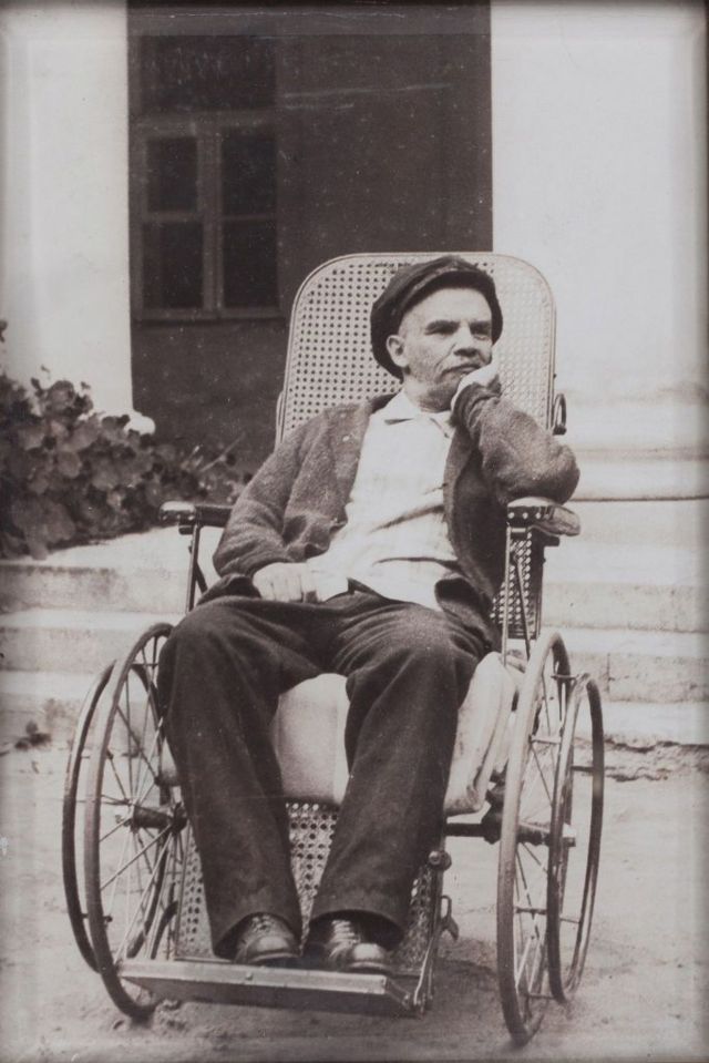 Lenin en silla de ruedas al final de sus días