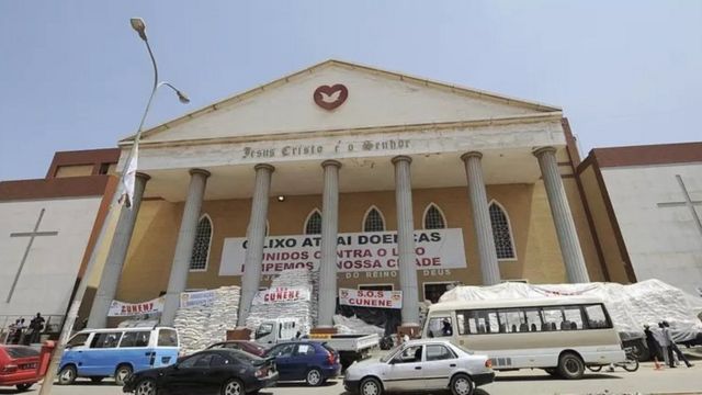 Fachada da Igreja Universal na Angola