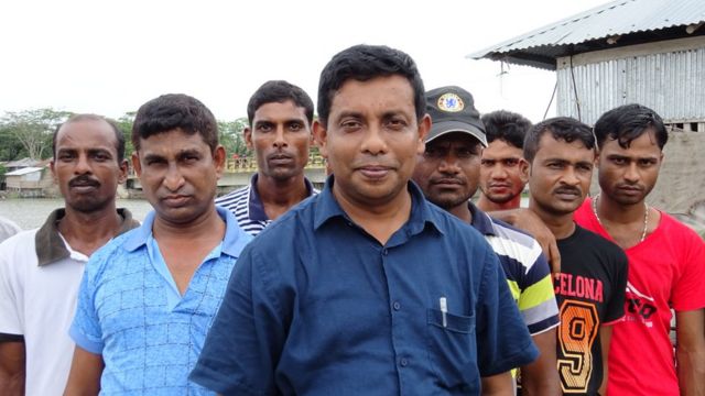 আত্মসমর্পণ করা জলদস্যুদের সাথে মোহসীন-উল হাকিম