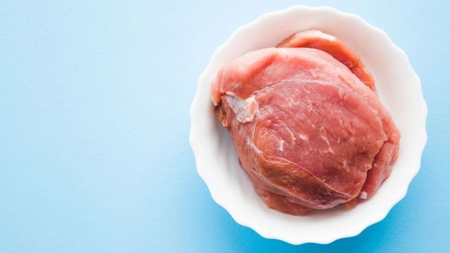 Le cholestérol se trouve dans les produits animaux comme le bœuf et les œufs