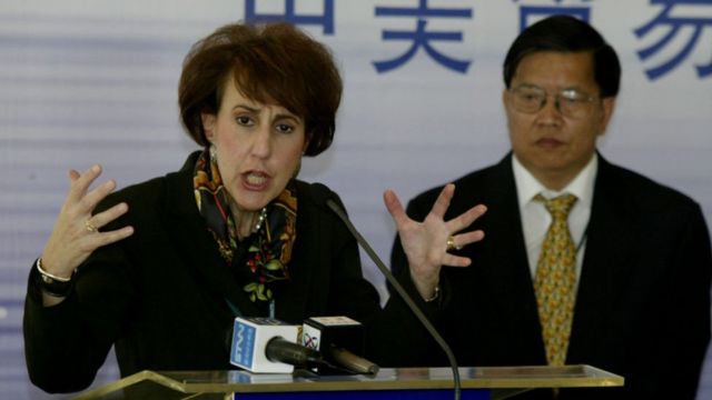 Former US Trade Representative, Charlene Barshefsky (l) gives her speech watched closely by Boao Secretary General Long Yongtu (R) during a luncheon at the Boao Forum for Asian in Hainan Province, China.