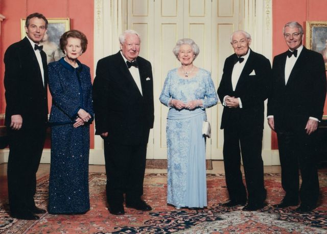 الملكة مع عدد من رؤساء حكومات بريطانيا في عام 2002
