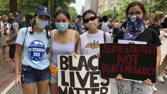 Wengfay Ho (thứ hai từ trái) cho biết cô lần đầu tiên tham gia cuộc diễu hành Black Lives Matters sau cái chết của George Floyd
