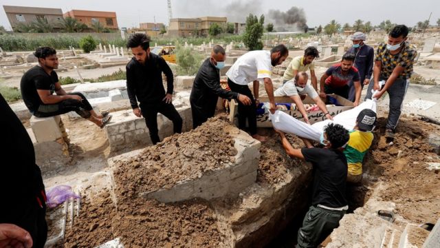 عراقيون يدفنون أحد ضحايا الحريق