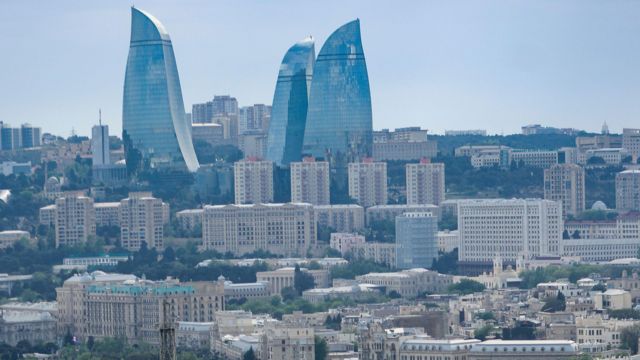 شرکت‌های جعلی: سازمان ملی جرم و جنایت می‌گوید ردیابی پول با انتقال پول نقد به یک شرکت جعلی در باکو آغاز شد