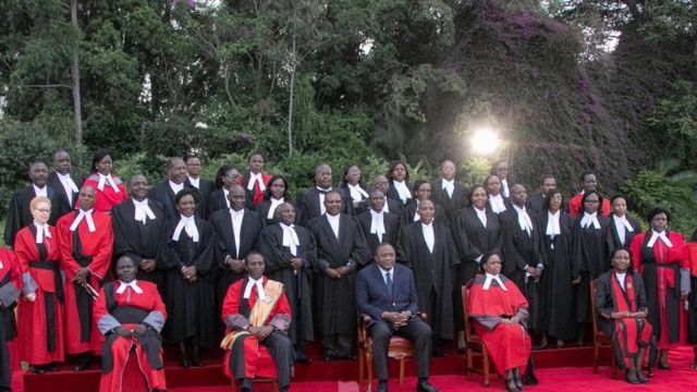 Rais Uhuru kenyatta na jaji mkuu Martha Koome wakipiga picha na majaji wapya aliowateua