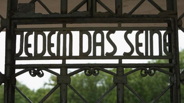 Entrada do campo de concentração de Buchenwald, na Alemanha. A frase “Jedem das Seine” significa “a cada um, o que merece”.