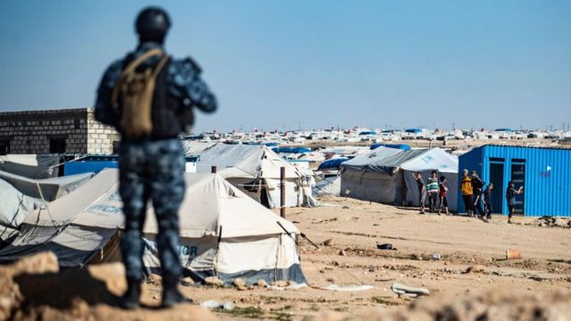 Сирийский спецназовец охраняет лагерь для родственников джихадистов