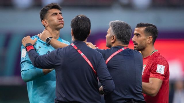 O jogador iraniano Alireza Beiranvand sofreu uma concussão após uma forte cabeçada no início da partida.
