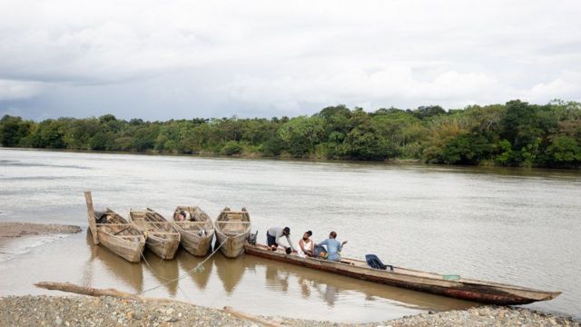 Atrato nehri bölge halkının ana ulaşım yolu ama aynı zamanda uyuşturucu kaçakçılığı da buradan yapılıyor