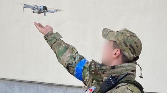 جندي أوكراني يستخدم طائرة صغيرة بدون طيار