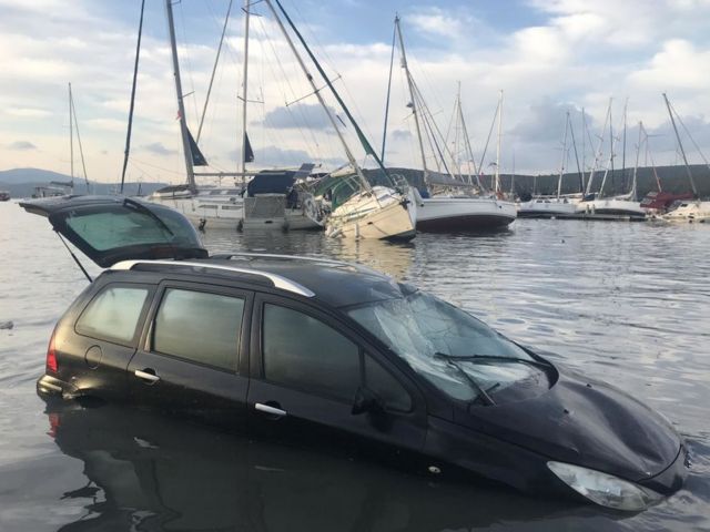 در سواحل ازمیر آب طغیان کرده و در جزایر یونان به مردم هشدار سونامی داده شده است