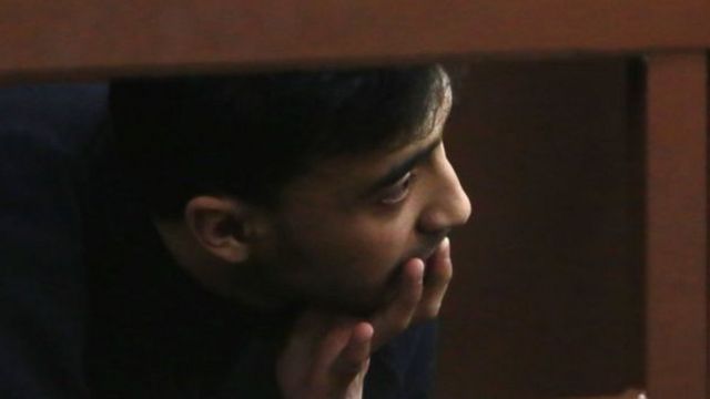 Санкт-Петербургдагы жардыруудан кийин кармалган Борбор Азия өлкөлөрүнүн жарандары. Сүрөттө шектүү Мохаммед-Юсуф Мирзаалимов сот залында.