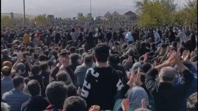 تجمع عدد كبير من المتظاهرين في مسقط رأس مهسا أميني في سقز يوم الأربعاء للاحتفال بمرور 40 يوما على وفاتها