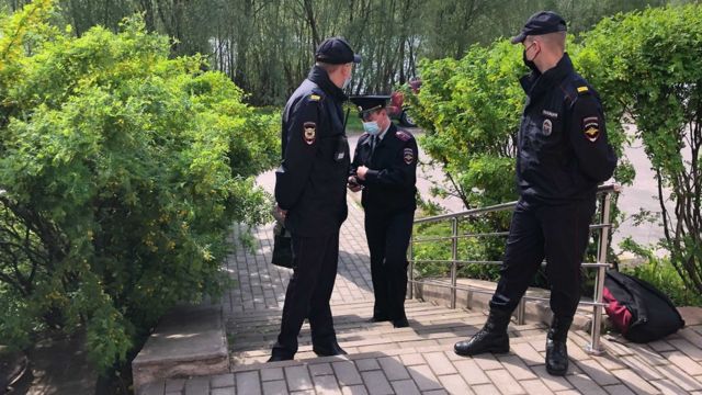 Полиция оцепляет место проведения съезда