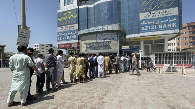 Gente haciendo fila en el Banco Azizi en Kabul.