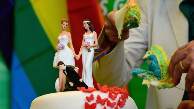 連邦議会の採決を受けて、緑の党が虹色のケーキで祝った（30日）
