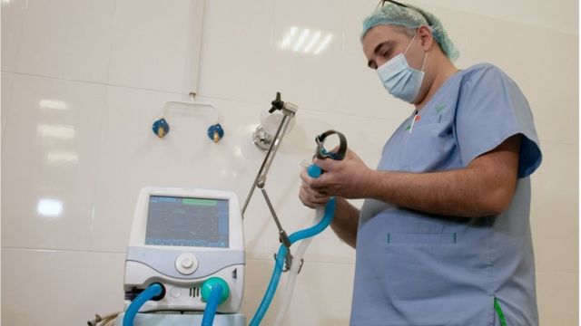 Міністр охорони здоров'я лякає, що малі зарплати спонукають лікарів до того, щоб залишити Україну