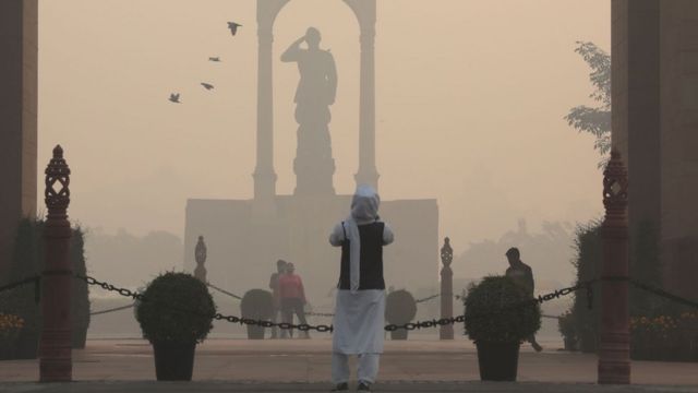 Женщина фотографирует памятник в Дели