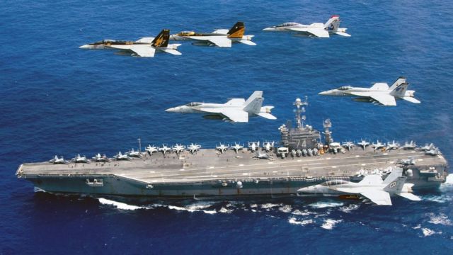 El 18 de junio de 2016, una formación de aviones Boeing F/A-18E y F Super Hornets y el portaaviones John C. Stennis en el mar filipino.