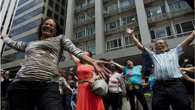 Idosos dançam no centro de São Paulo em comemoração no Dia do Idoso