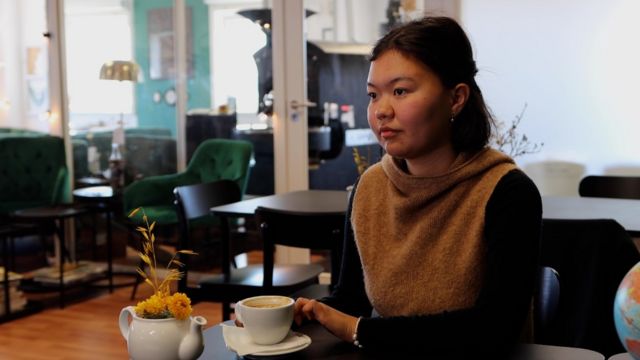 Iluuna Soerensen sentada em um café