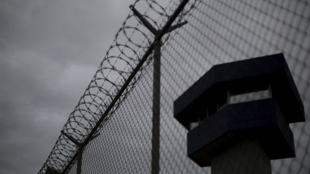 Meksika'da bir cezaevinin tel örgüleri ve kulesi