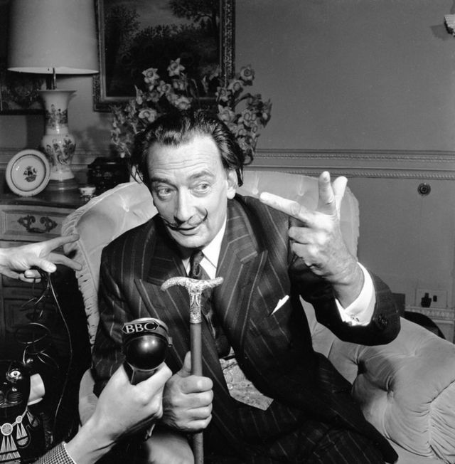 Salvador Dalí en una entrevista con la BBC en 1959.