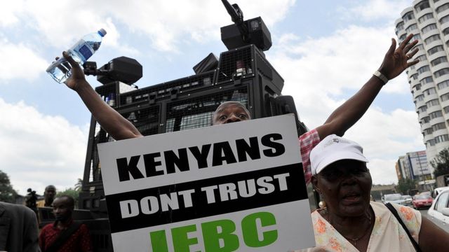 Des opposants Kenyans manifestent dans les rues de Nairobi, réclamant la dissolution de la commission électorale nationale (IEBC) le 9 mai 2016.