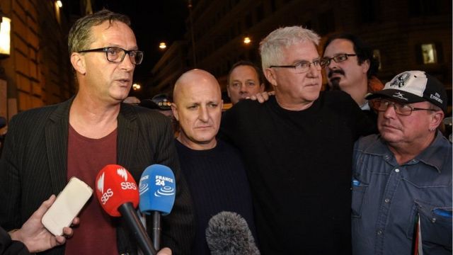 Abakorewe amabi bari bakoranye gutega amatwi Cardinal George Pell i Roma mu mwaka uheze