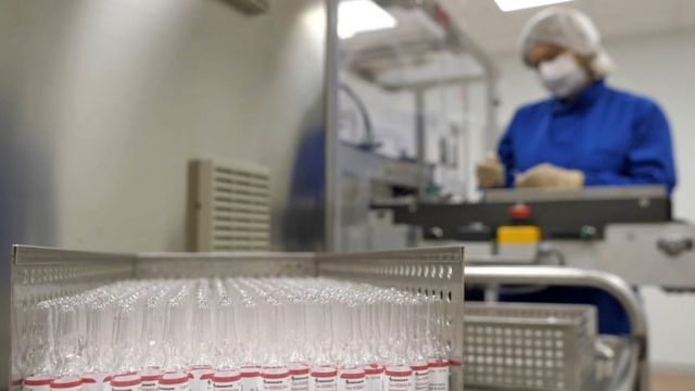 Производственная линия на заводе вакцин в России
