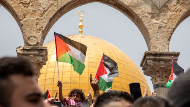فلسطينيون أمام قبة الصخرة بعد أداء صلاة الجمعة في الأقصى، القدس يوم 21 مايو/أيار 2021