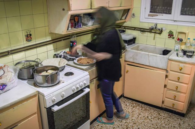 Sana em sua acomodação na Grécia Todos os dias as autoridades levam comida cozida para as famílias reaquecerem e compartilharem