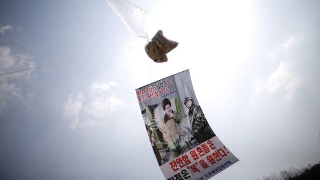 在韩国三八线附近升起的气球，载有批评朝鲜领导人金正恩的传单。(photo:BBC)
