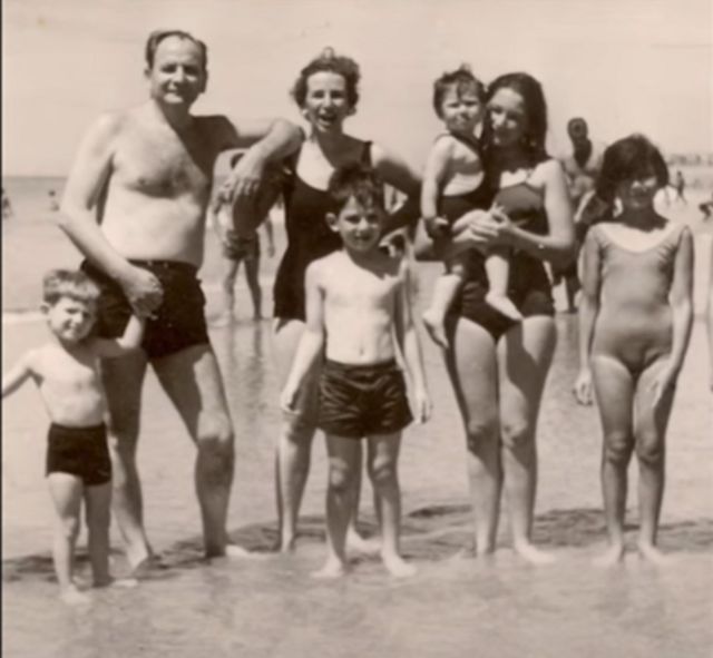Familia Guerchunoff en la playa