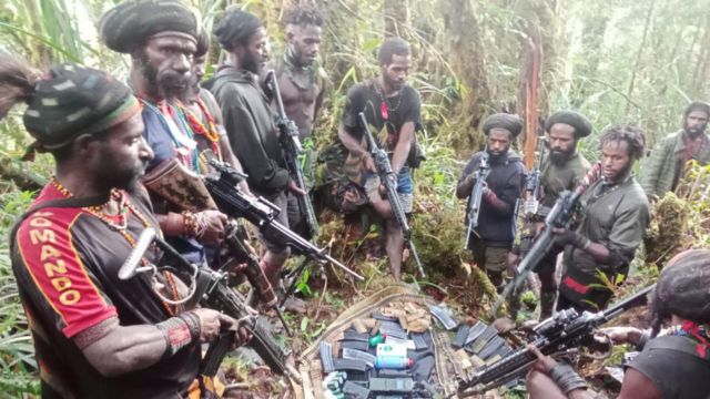 Tentara Pembebasan Nasional Papua Barat -Organisasi Papua Merdeka (TPNPB-OPM) mengarahkan senjata pada barang-barang sitaan dari TNI-Polri