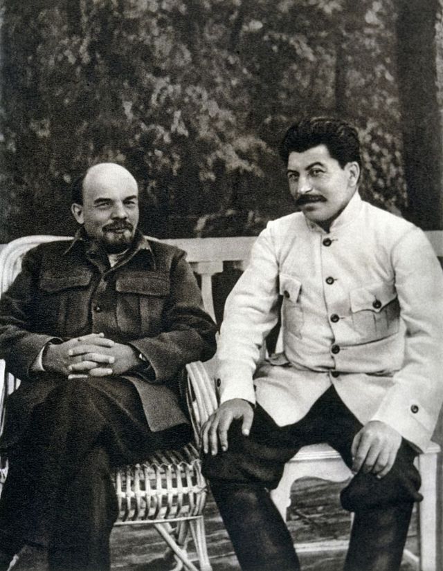 Lenin y Stalin sentados en una silla