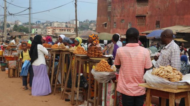 Pessoas em um mercado em Yaoundé