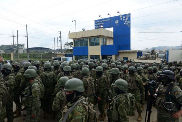 Soldados equatorianos participam de operação no Centro de Privação da Liberdade Zona 8 em Guayaquil