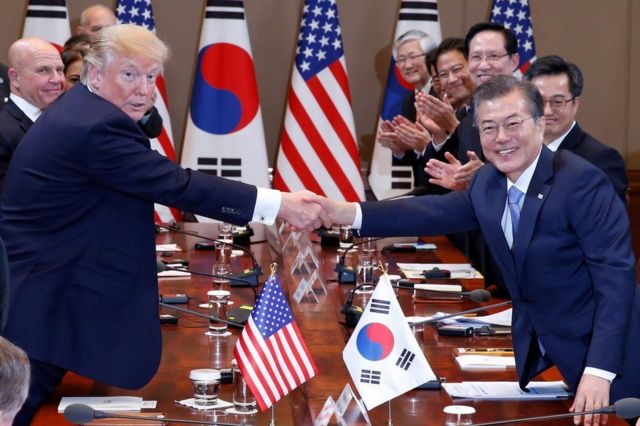 Donald Trump et son homologue sud-coréen, Moon Jae-in, se sont entretenus mardi sur la question du programme nucléaire nord-coréen.