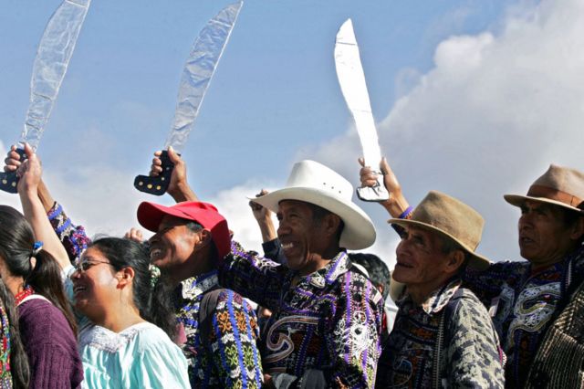 Campesinos guatemaltecos empunan machetes de carton durante el III Congreso Nacional Campesino en Ciudad de Guatemala, el 13 de diciembre de 2006.